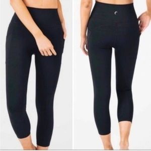 ZYIA Active High-Rise Two-Pocket Black Capri Leggings 8 - 10